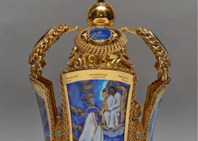 Couronne festive de la statue