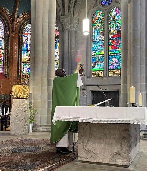 Retour sur la messe d’action de grâce des 25 ans de sacerdoce de l’abbé Côme Traoré – dimanche 30 octobre à 11h30