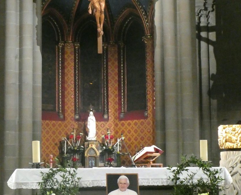 Retour sur la messe en mémoire du Pape Benoît XVI  –  5 janvier 2023